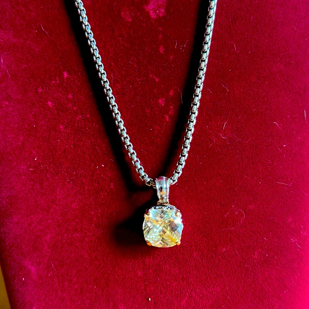 Elegant Silver Necklace with Yellow Gemstone